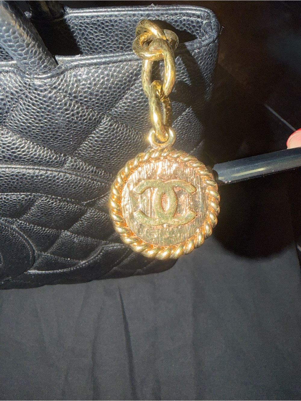 CHANEL Caviar Quilted
Medallion Tote bag in black leather. Vintage Y2K Classic - Picture 4 of 13
